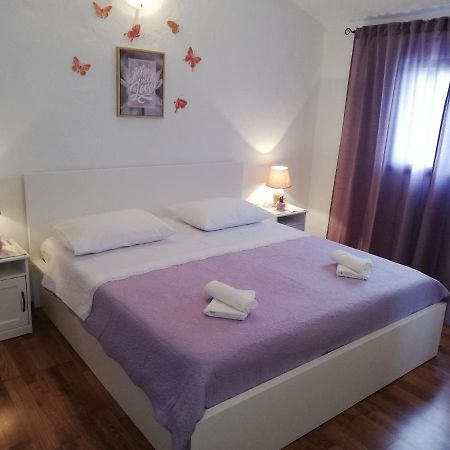 Apartment Pecarevic - A Holiday With A Stunning View Vis Zewnętrze zdjęcie