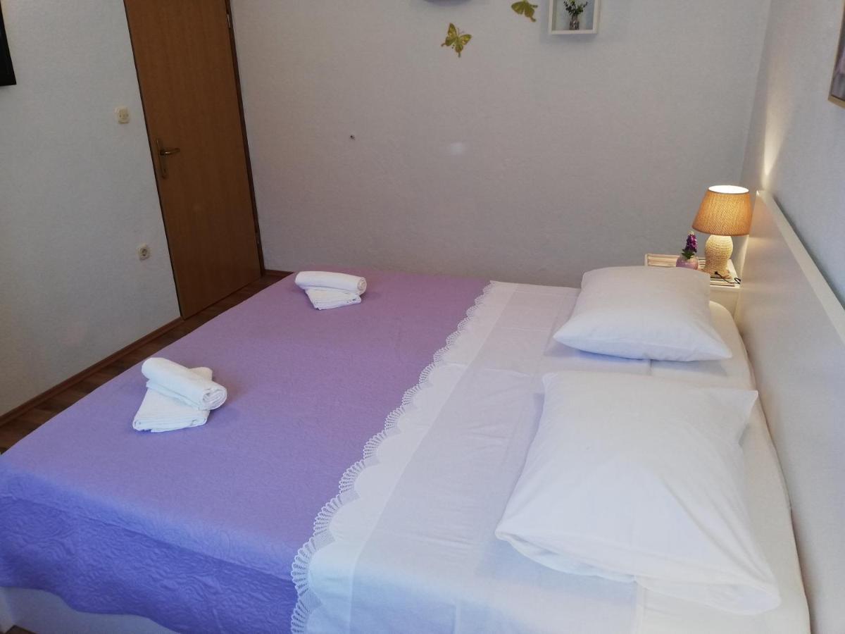 Apartment Pecarevic - A Holiday With A Stunning View Vis Zewnętrze zdjęcie