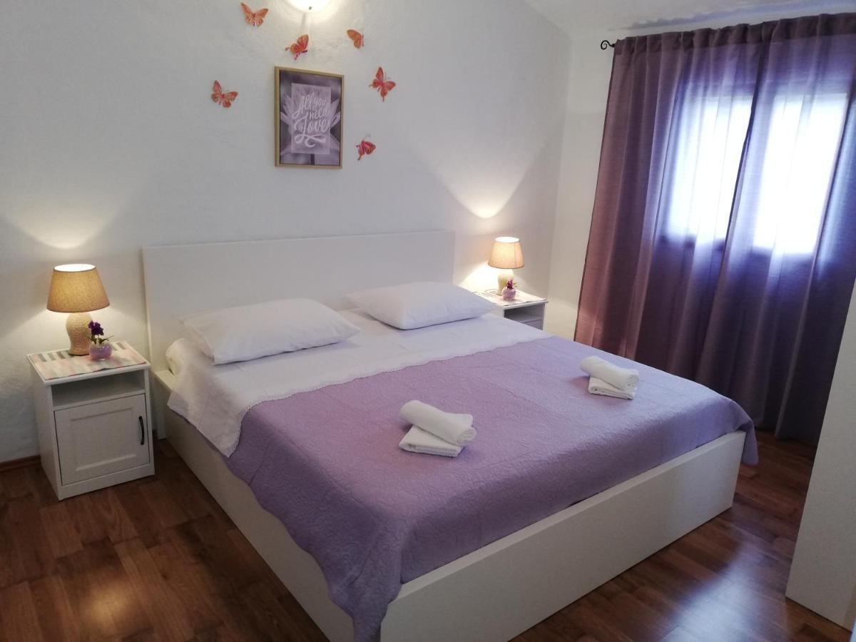 Apartment Pecarevic - A Holiday With A Stunning View Vis Zewnętrze zdjęcie