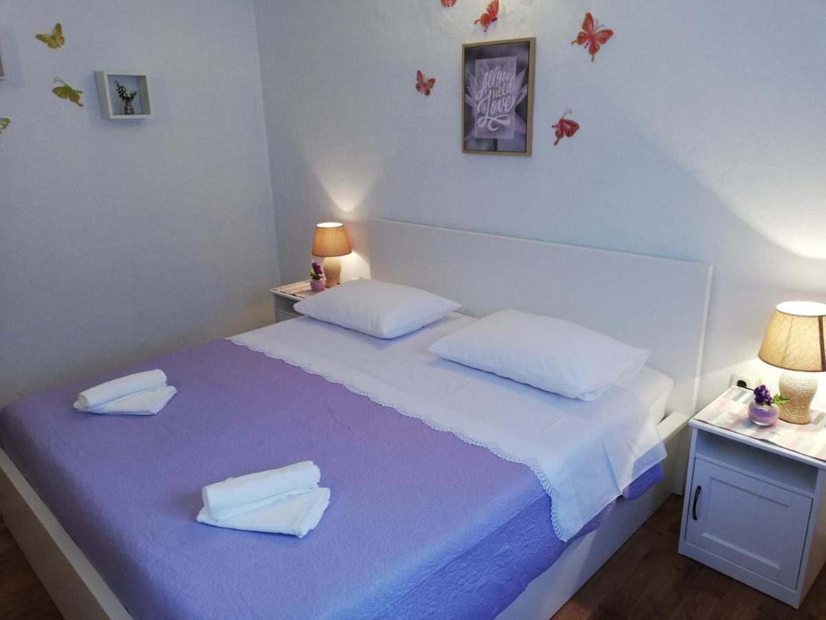 Apartment Pecarevic - A Holiday With A Stunning View Vis Zewnętrze zdjęcie