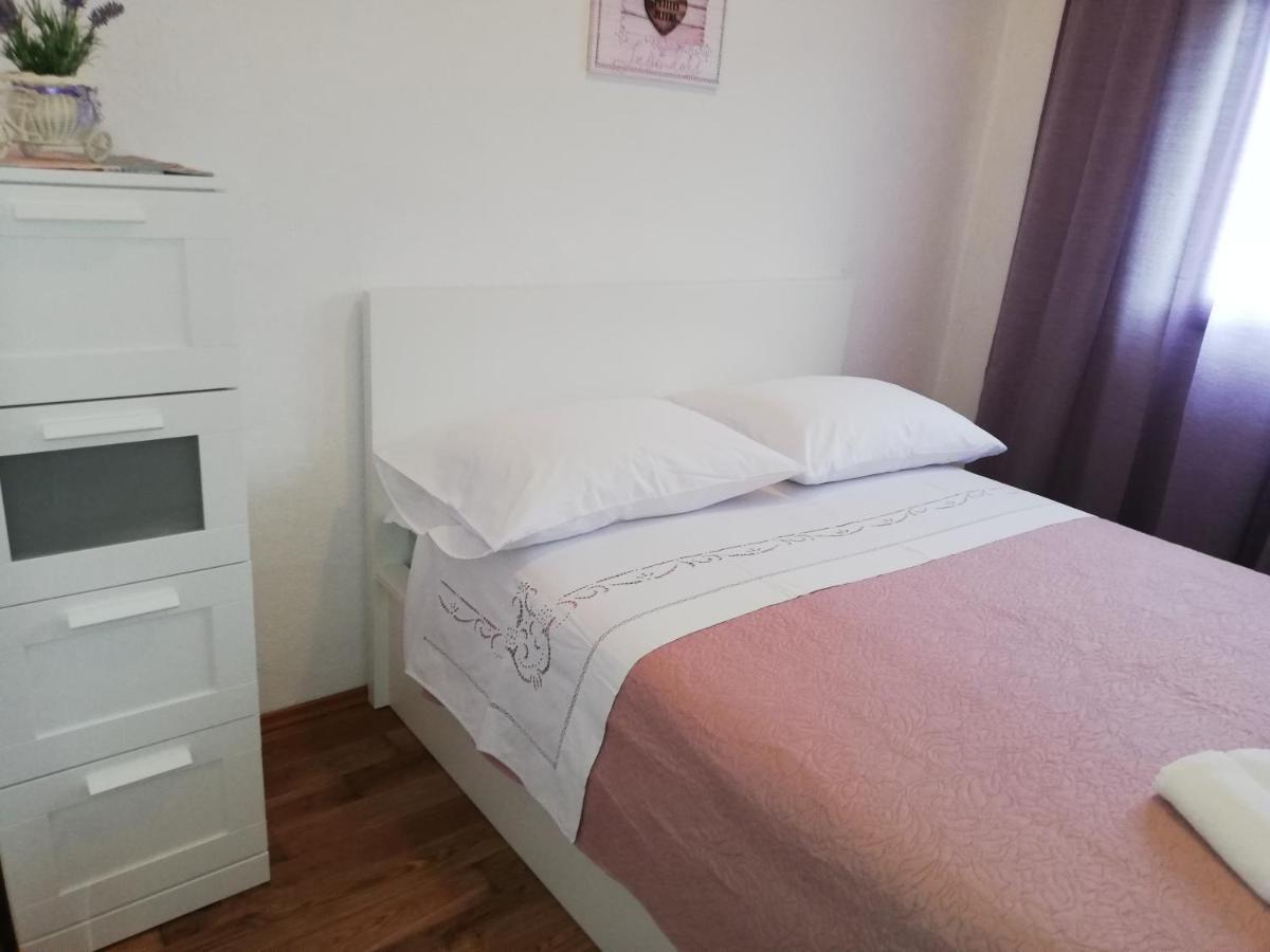 Apartment Pecarevic - A Holiday With A Stunning View Vis Zewnętrze zdjęcie