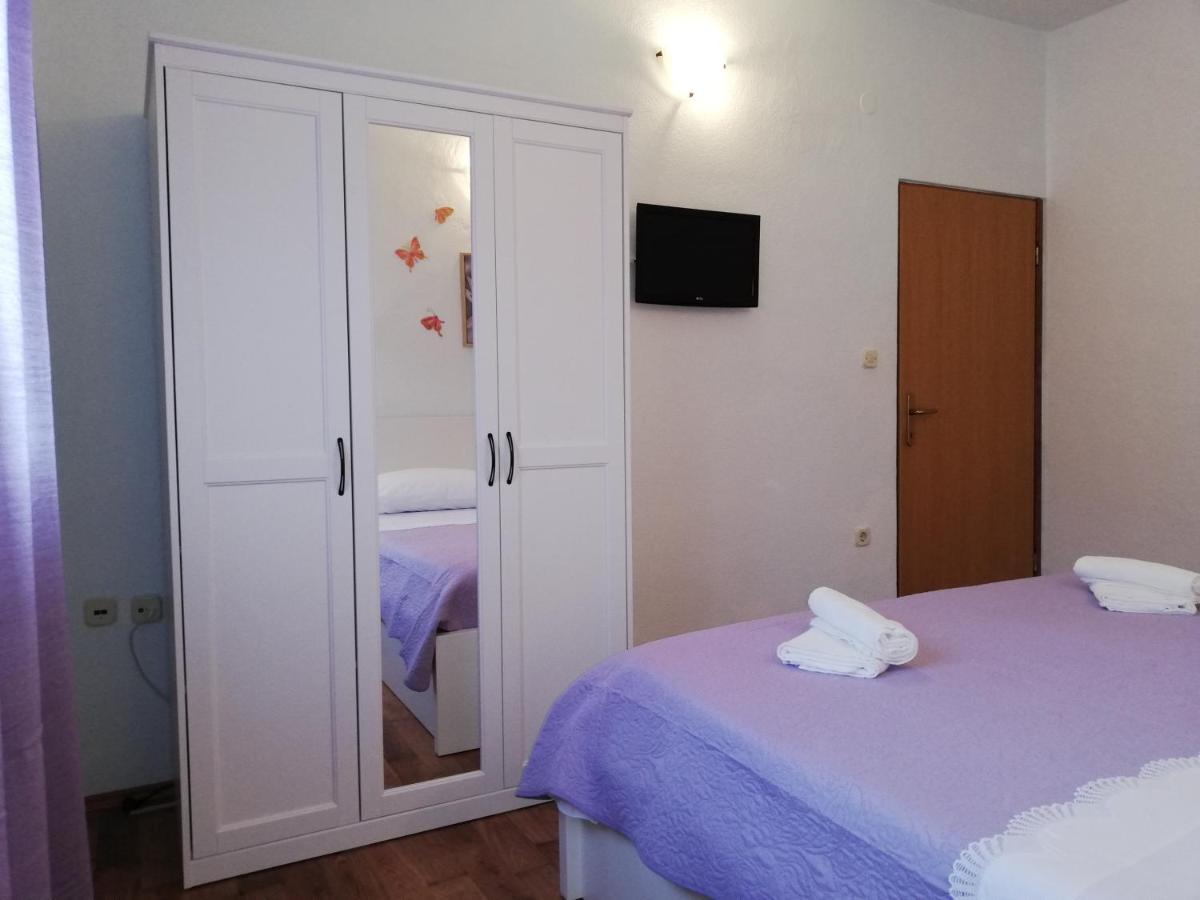 Apartment Pecarevic - A Holiday With A Stunning View Vis Zewnętrze zdjęcie