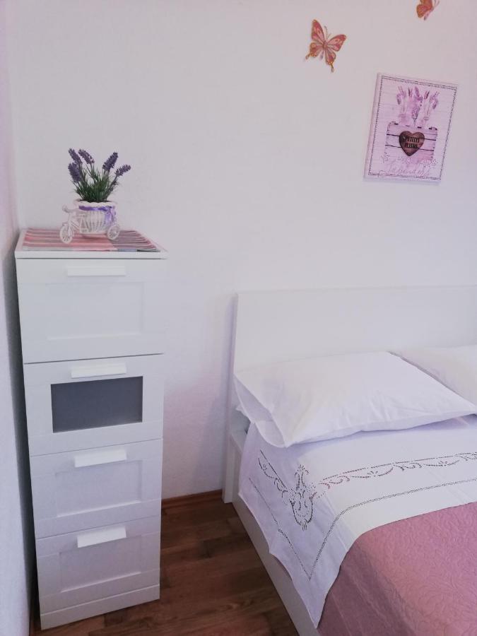Apartment Pecarevic - A Holiday With A Stunning View Vis Zewnętrze zdjęcie