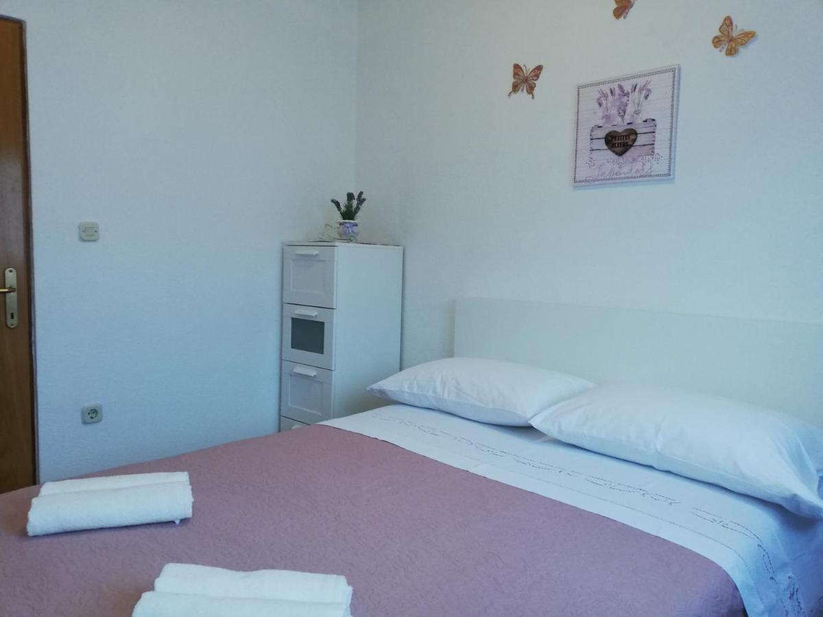 Apartment Pecarevic - A Holiday With A Stunning View Vis Zewnętrze zdjęcie