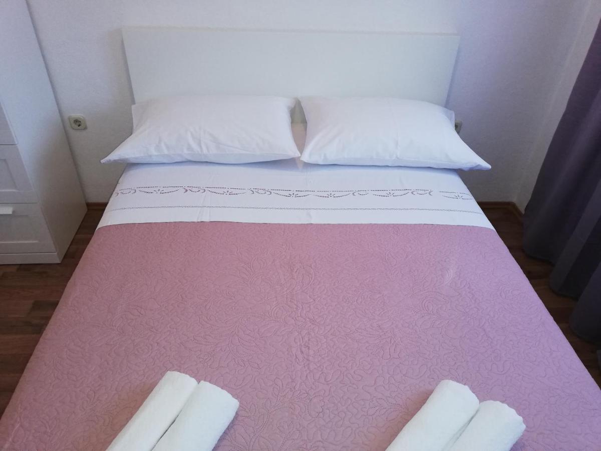 Apartment Pecarevic - A Holiday With A Stunning View Vis Zewnętrze zdjęcie