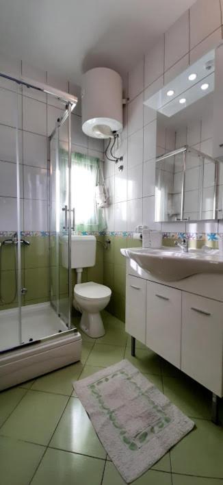 Apartment Pecarevic - A Holiday With A Stunning View Vis Zewnętrze zdjęcie