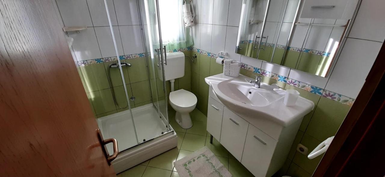 Apartment Pecarevic - A Holiday With A Stunning View Vis Zewnętrze zdjęcie