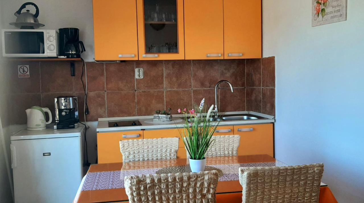 Apartment Pecarevic - A Holiday With A Stunning View Vis Zewnętrze zdjęcie
