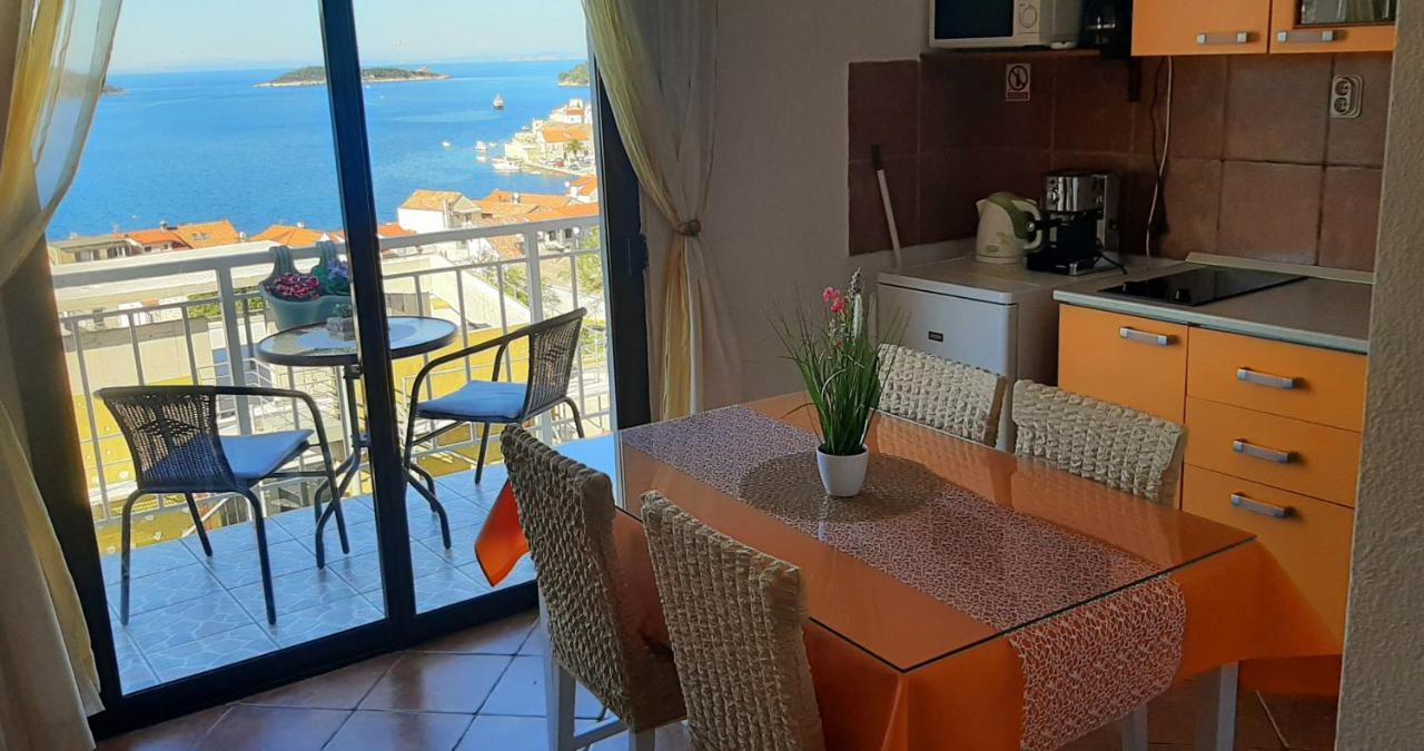 Apartment Pecarevic - A Holiday With A Stunning View Vis Zewnętrze zdjęcie