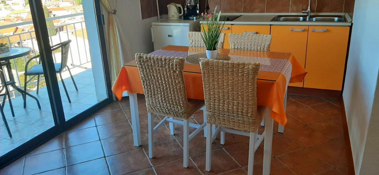 Apartment Pecarevic - A Holiday With A Stunning View Vis Zewnętrze zdjęcie