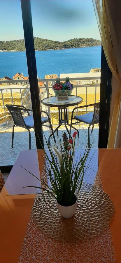 Apartment Pecarevic - A Holiday With A Stunning View Vis Zewnętrze zdjęcie