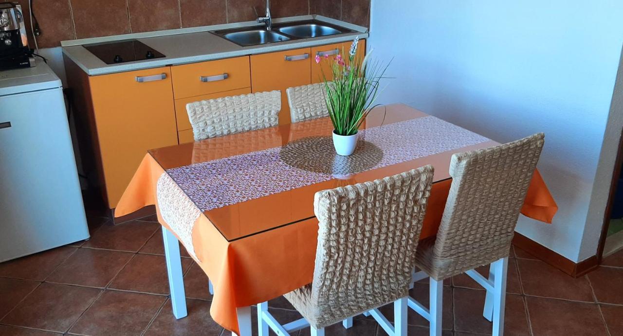 Apartment Pecarevic - A Holiday With A Stunning View Vis Zewnętrze zdjęcie
