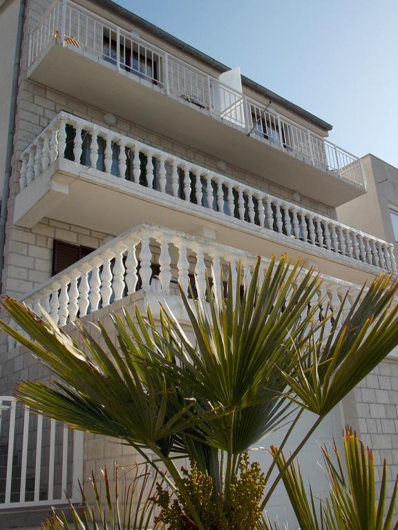 Apartment Pecarevic - A Holiday With A Stunning View Vis Zewnętrze zdjęcie
