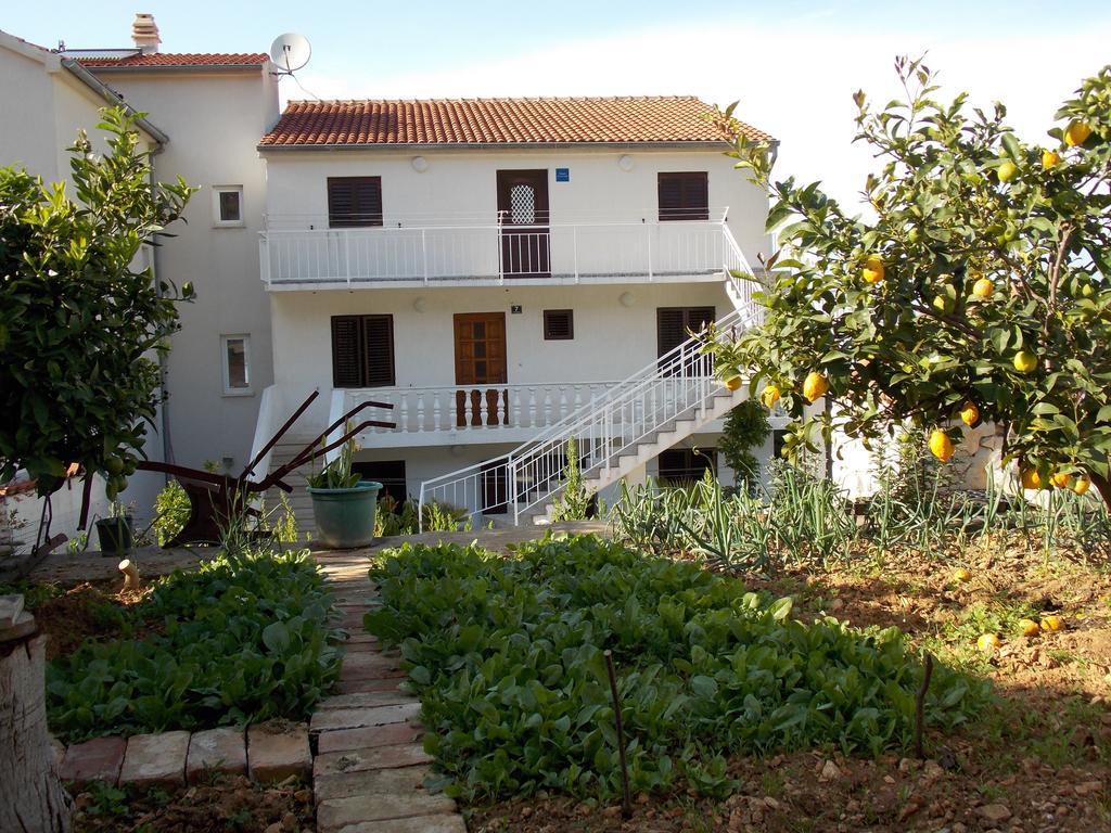 Apartment Pecarevic - A Holiday With A Stunning View Vis Zewnętrze zdjęcie