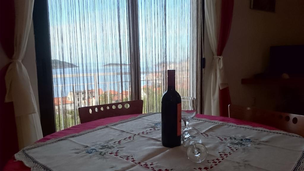 Apartment Pecarevic - A Holiday With A Stunning View Vis Zewnętrze zdjęcie