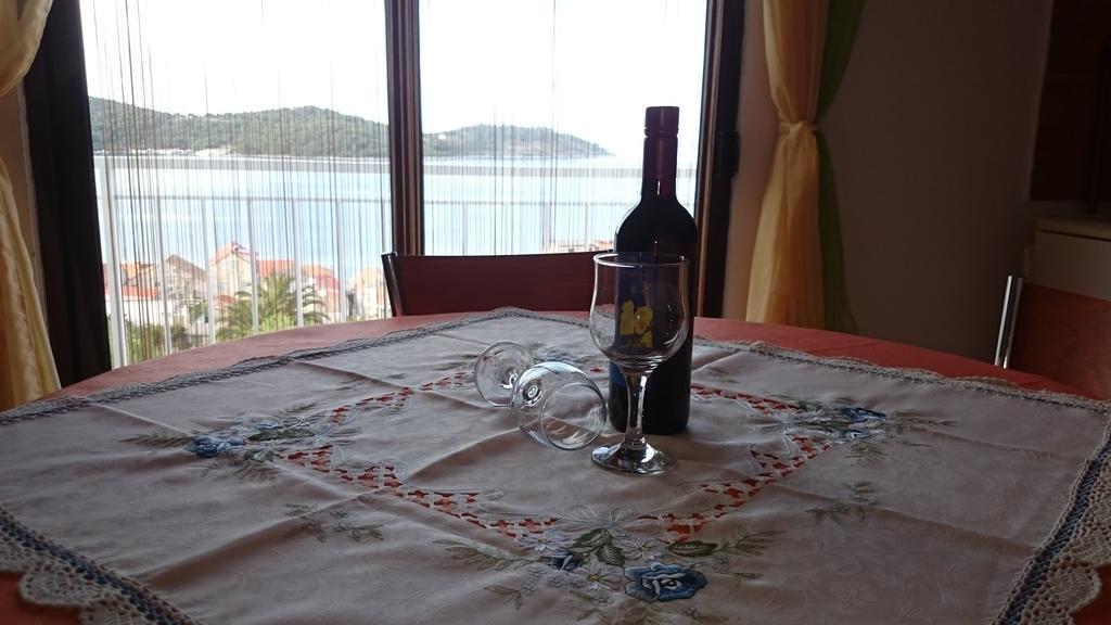 Apartment Pecarevic - A Holiday With A Stunning View Vis Zewnętrze zdjęcie