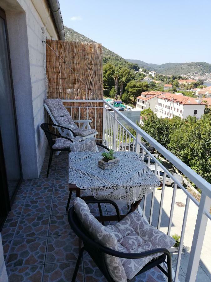 Apartment Pecarevic - A Holiday With A Stunning View Vis Zewnętrze zdjęcie