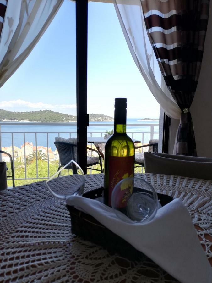 Apartment Pecarevic - A Holiday With A Stunning View Vis Zewnętrze zdjęcie